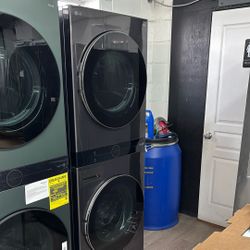 LG ThinQ WashTower Stacked Laundry Center 4.5 Cu Ft Front Load Washer And Dryer Electric (WKEX200HBA)
