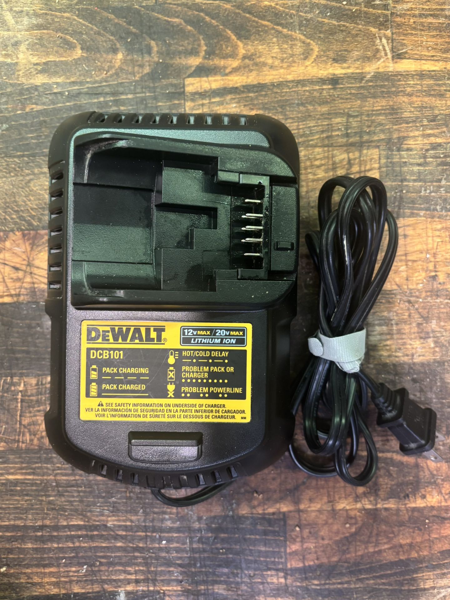 DeWalt 12/20v Charger - DCB101