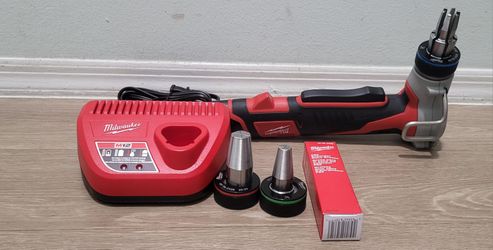 MILWAUKEE 12V LITHIUM-ION CORDLESS PEX EXPANSION TOOL KIT WITH 1.5 AH & CHARGER AND 3 EXPANSKON HEADS