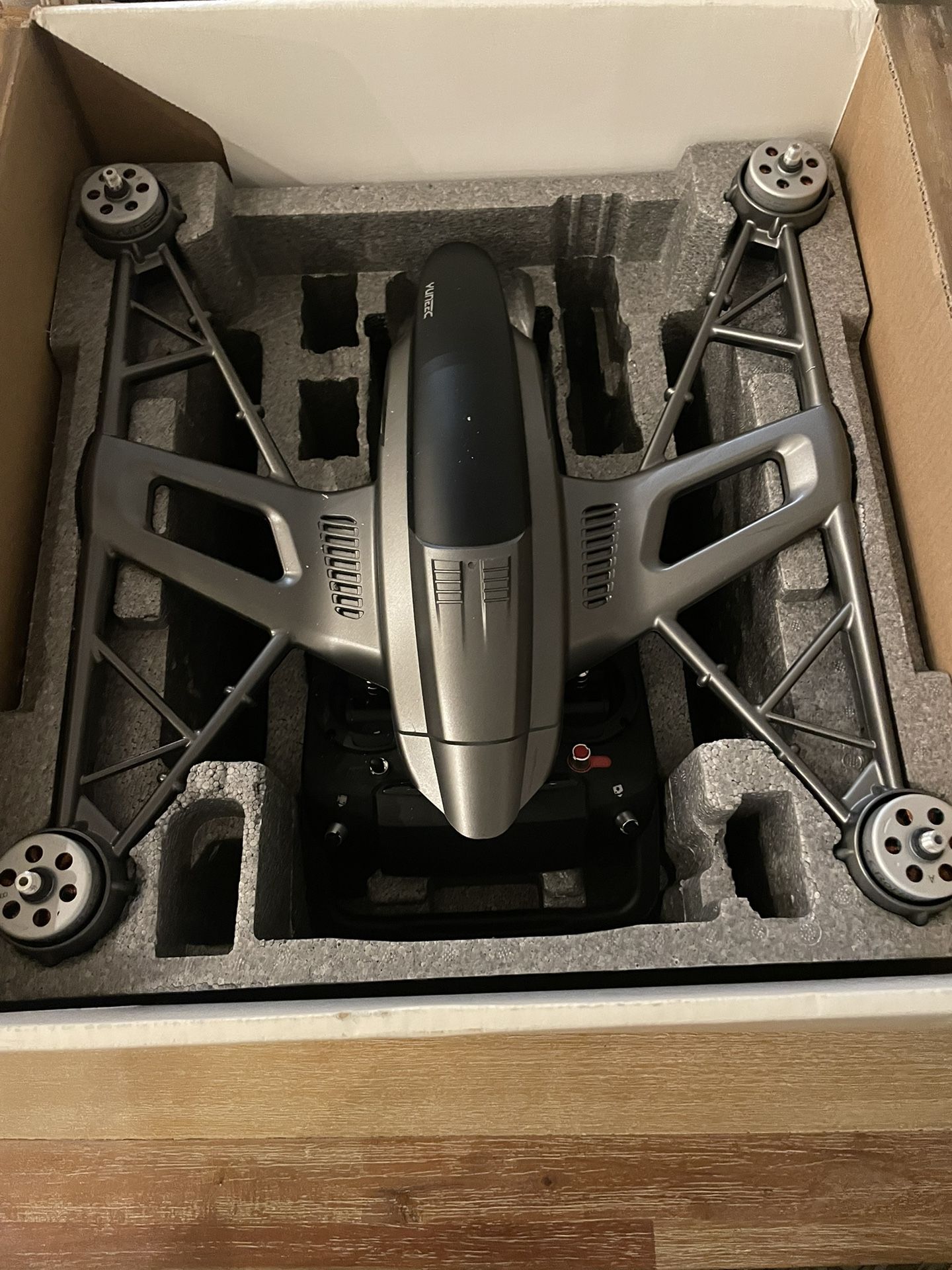 YUNEEC Typhoon G Drone With GoPro holder and Controller with screen L