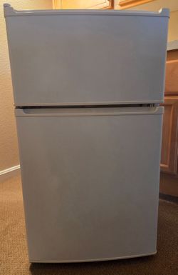 Mini fridge with freezer
