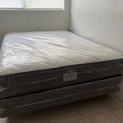 NEW MATTRESS QUEEN SIZE PLUSH WITH BOX SPRING