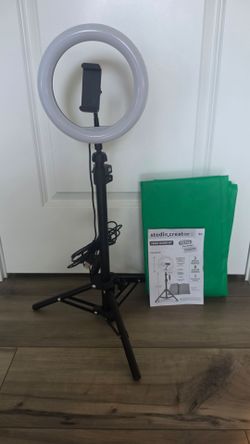 Ring light with green screen