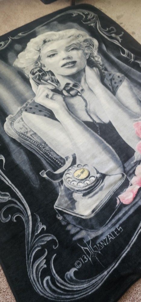 New Marilyn Monroe Black Blanket with Roses - 7 Ft X 7.5 Ft