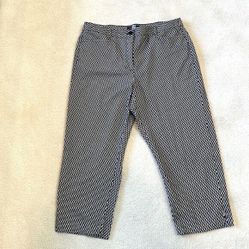 Counterparts Women’s Black &amp; White capri pants with zipper front size 12 