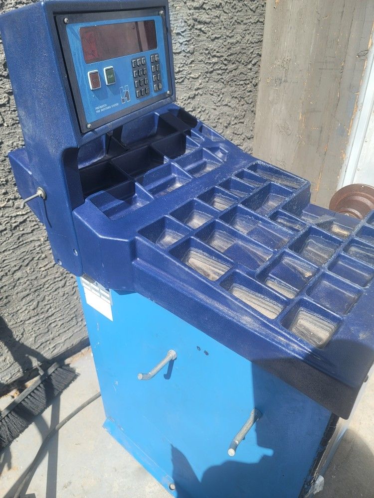 Balancing Machine Geodyna 60. Everything Comes Included.. Works.. Just Need To Buy Weights. $400