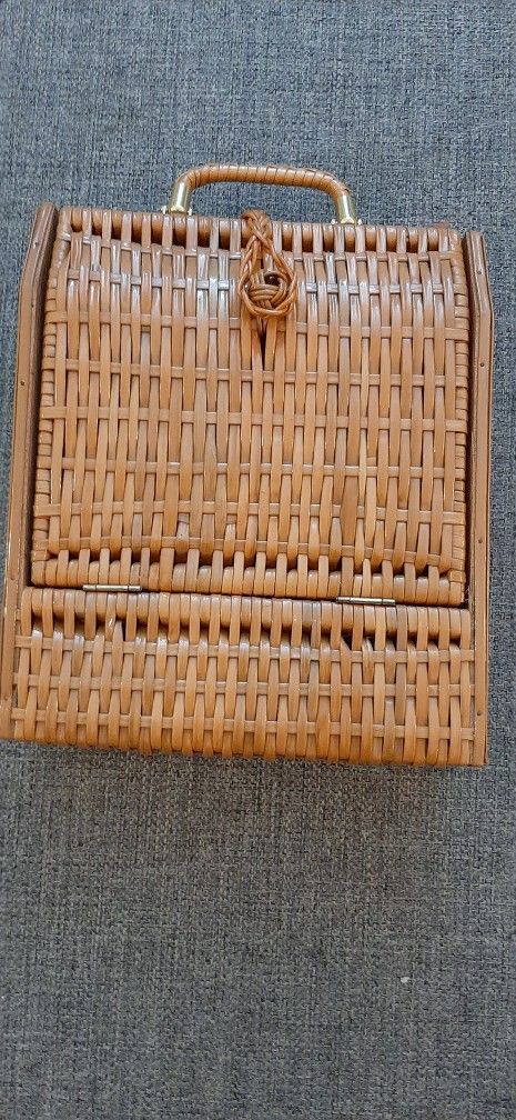 Ladies Vintage woven box bag. 1940's New