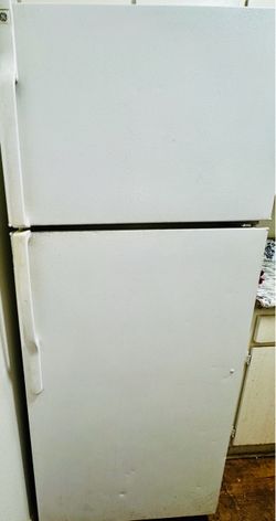 GE 18.2 Cu. Ft. Top-Freezer Refrigerator – Clean & Working Properly
