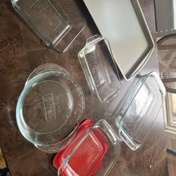 6 PC Set of Pyrex glass dishes and baking tray. Includes various sizes.