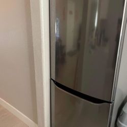 LG - 10.8 cu Ft Bottom-Freezer with Reversible Dool - Stainless steel  Refrigerator 