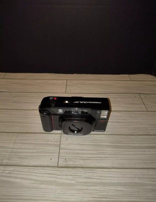 Minolta Freedom Dual AF 35mm Point & Shoot Film Black Camera Quartz Date