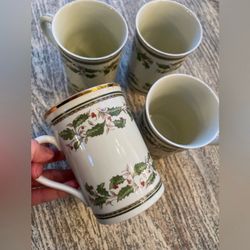 Set of 4 Christmas Mugs Really nice Christmas mugs with gold detailing