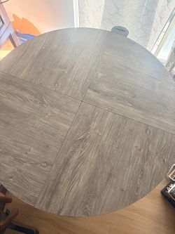 Round dinning table