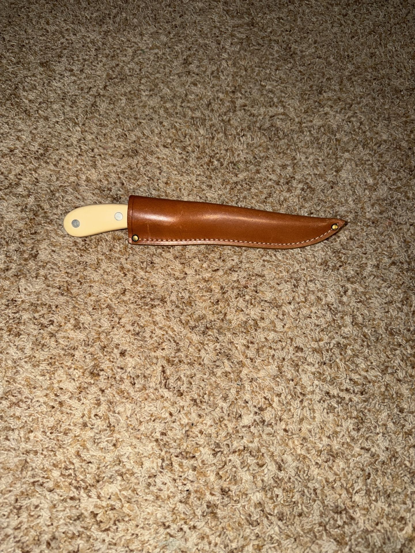 Vintage Imperial FRONTIER #442F Fish Fillet Knife. Has some marks/scratches from age. Case has a scratch see pics 