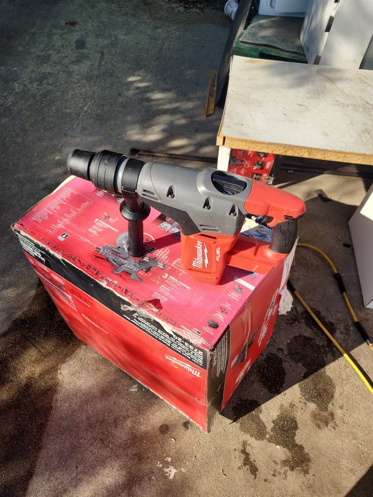 Milwaukee
M18 FUEL 18V Lithium-Ion Brushless Cordless 1-9/16 in. SDS-Max Rotary Hammer (Tool-Only) STORE PRICE $599