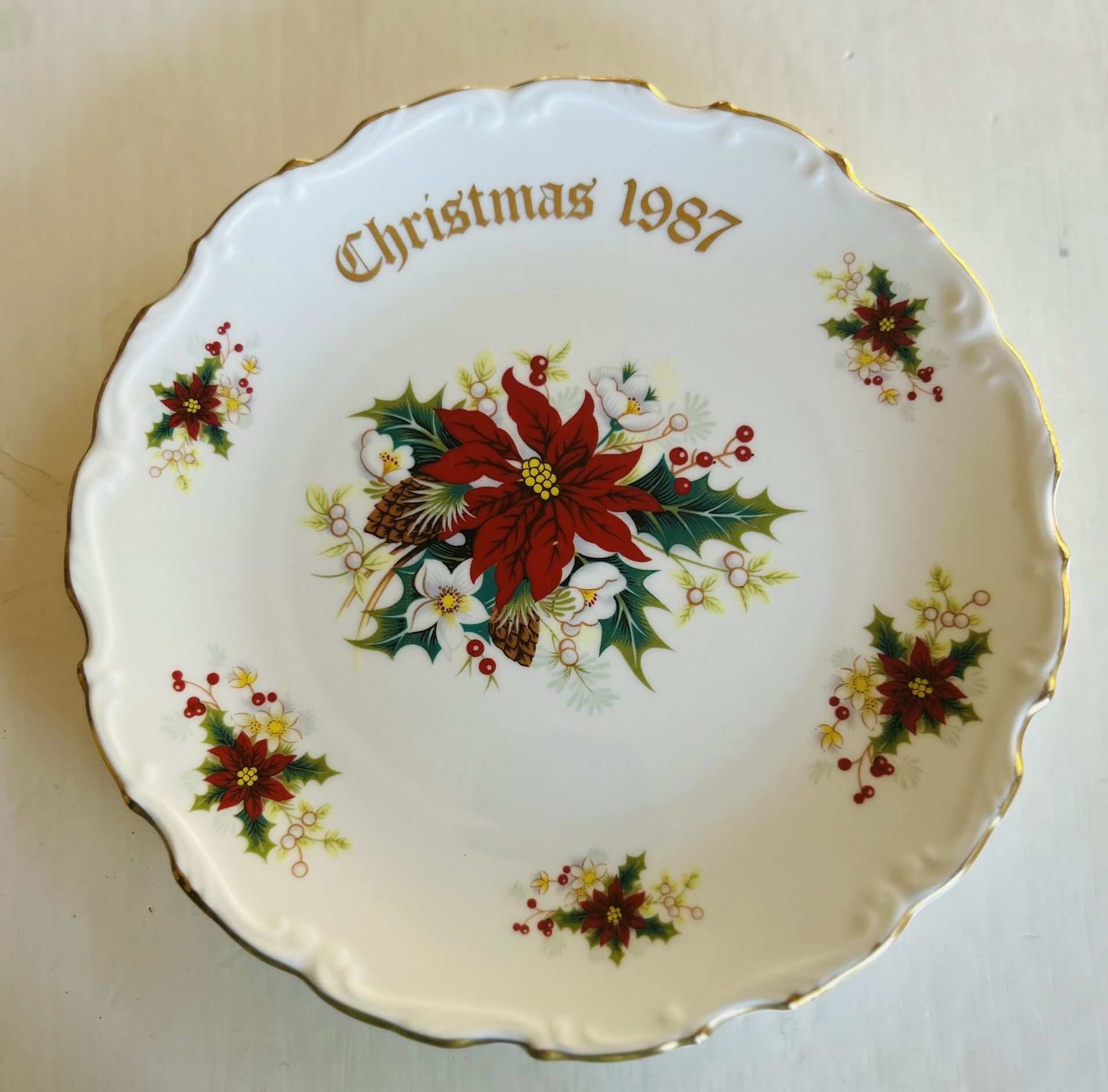 Vtg 1987 Christmas Plate Royal Albert Poinsettia Fine Bone China Scalloped Rim