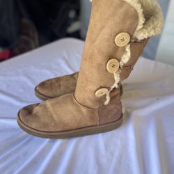 UGGs size 7 1/2 no holes while loved in fair condition