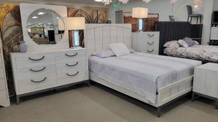 New KING/QUEEN WHITE BEDROOM SET✨️
