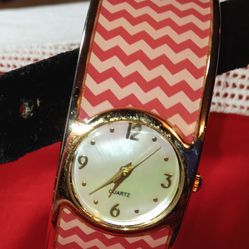 Pink Zig Zag Quartz Bracelet Watch 