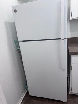 GE 28 inch wide 16.6 cu. ft. Top Freezer Refrigerator in White