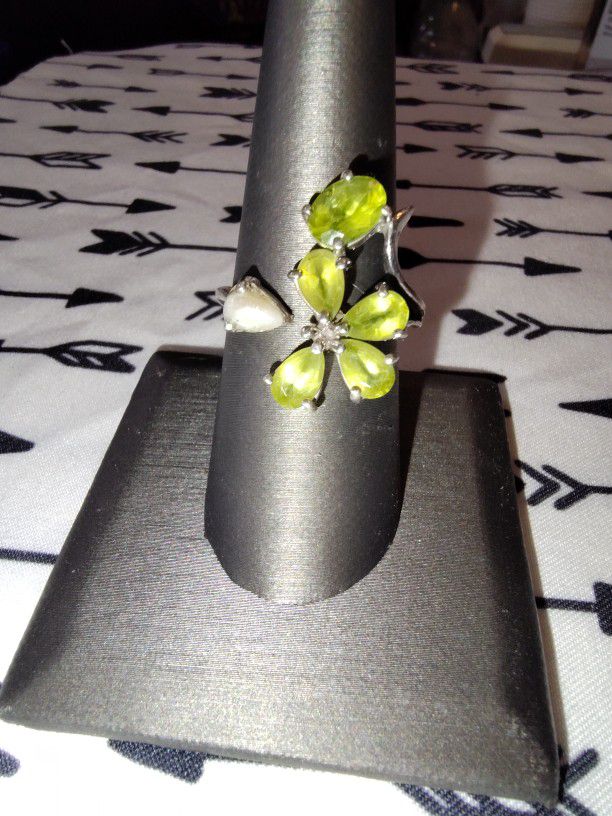 Sterling Silver Wrap Around Ring With Peridot Stones And 1 Smaller Pearl, Size 8.5