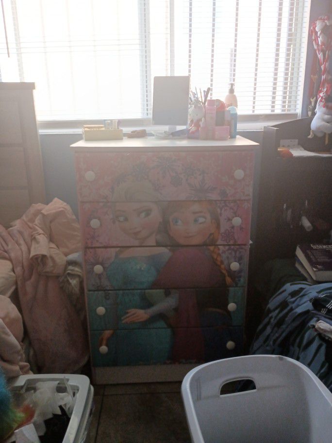 Frozen: Elsa And Ana Dresser