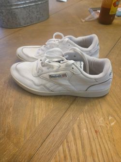 Reebok white mens shoes 10.5 in half