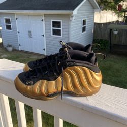 Nike Foamposite gold metallic size 9 mens.