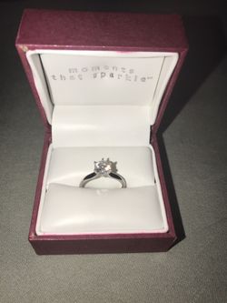 Beautiful engagment ring 1 carrot super good clarity
