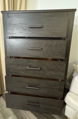 Ashley Furniture 5-Drawer Chest / Dark Brown Dresser