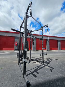 📍Smith Rack-Low pulley station with a footplate, and a high pulley system for lat pulldowns+45.35.25 Plates
The weight plate set consists of two 45,