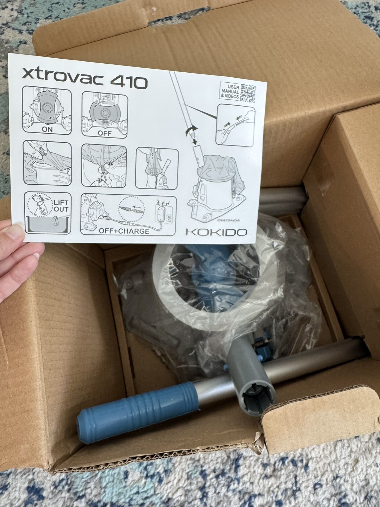 Rechargable pool vacuum