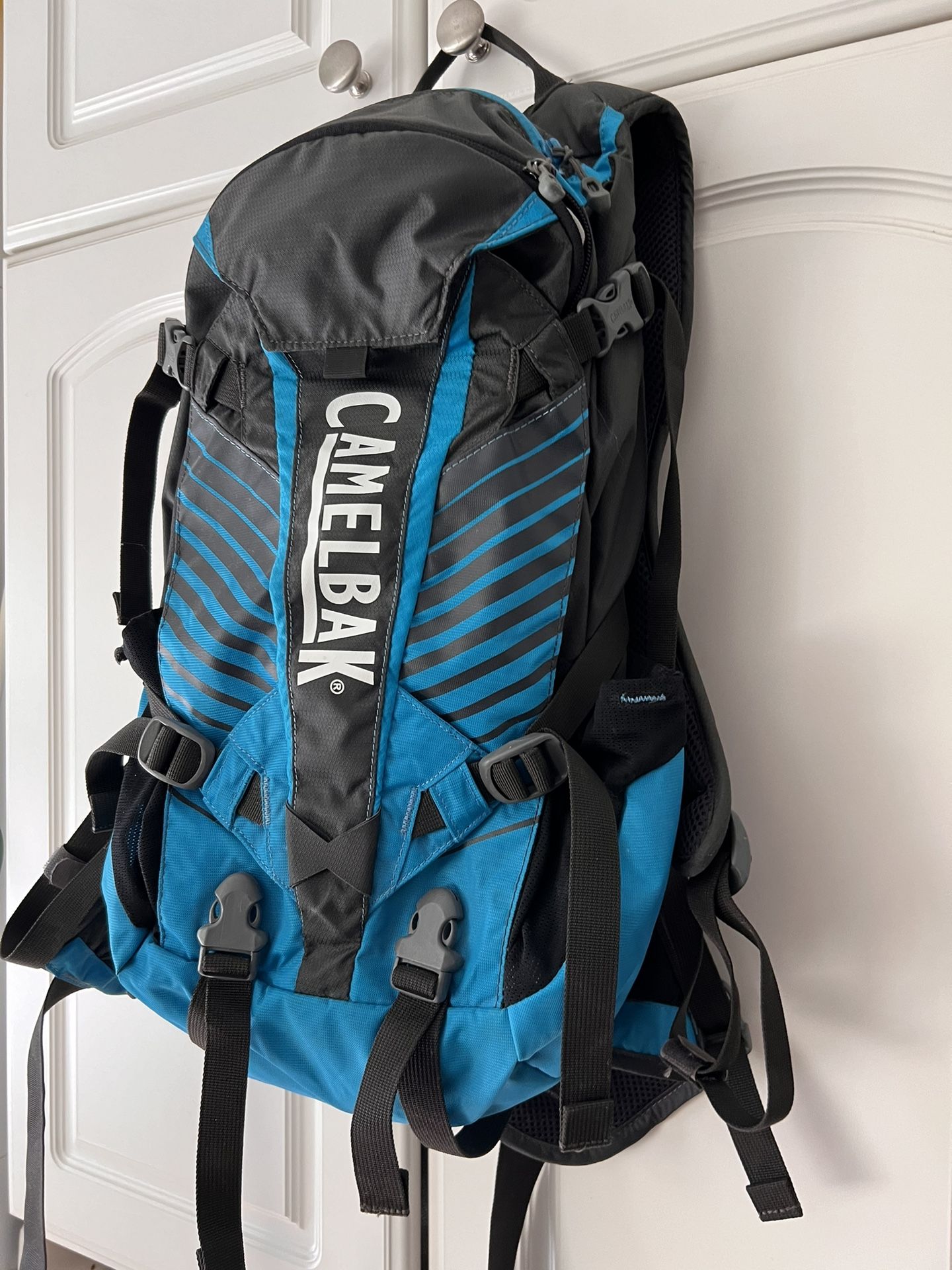 Camelbak KUDU18 Atomic Blue Hiking Hydration BackPack $75 Or Best Offer