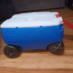 COOLER/ RUBBERMAID REFRIGERATED CART WITH 4 WHEELS 