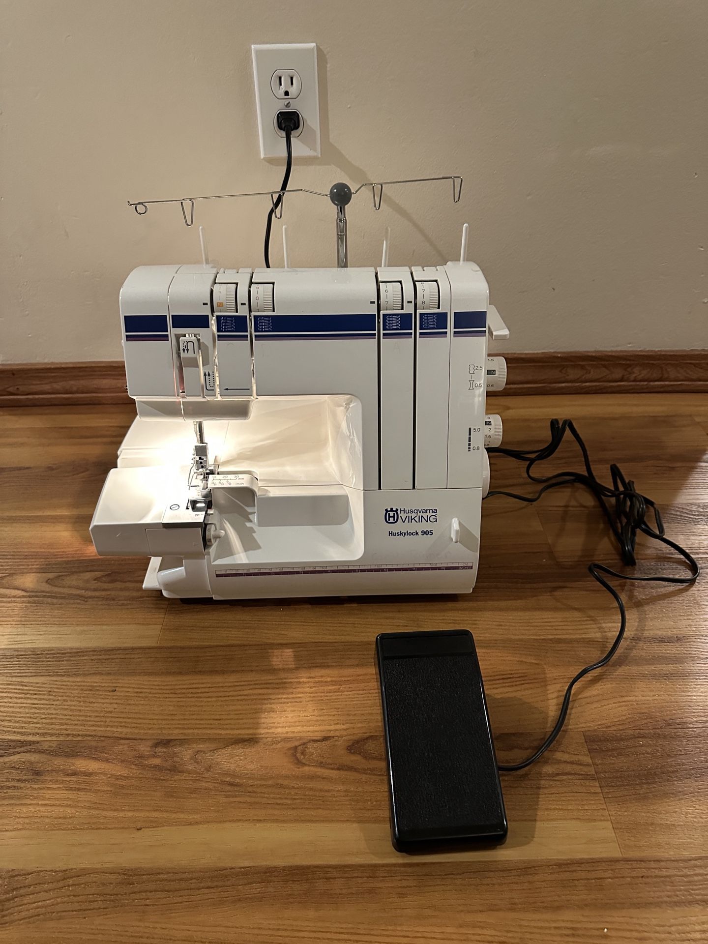 Husqvarna Viking Huskylock 905 Serger Sewing Machine 