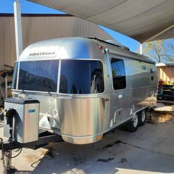 2023 Airstream 23fb trailer w/ 2 twin beds vintage 