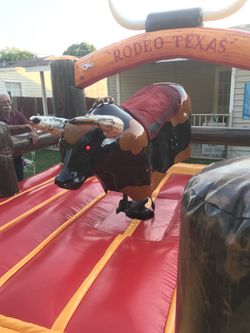 Rento este toro mecánico 90 la hora mínimo 3 horas tiene capacidad pa 350 libras