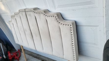 Queen headboard, good condition &home pet free