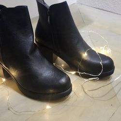 NIB- $28 DREAM PAIRS Platform Chunky Boots 8.5 