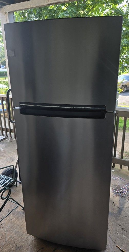 Whirlpool 28 inch 17.6 cu. ft. Top Freezer Refrigerator,