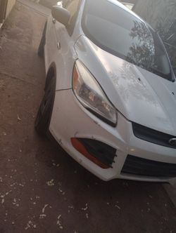 A Ford Escape 2013 It Runs But It Don't Get The Gears So I'm Not Sure What It Is But I'm Asking $2,500