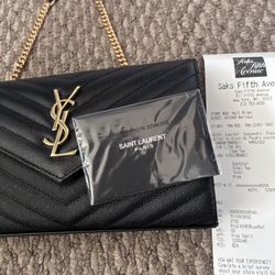 CASSANDRE ENVELOPE CHAIN WALLET IN GRAIN DE POUDRE LEATHER