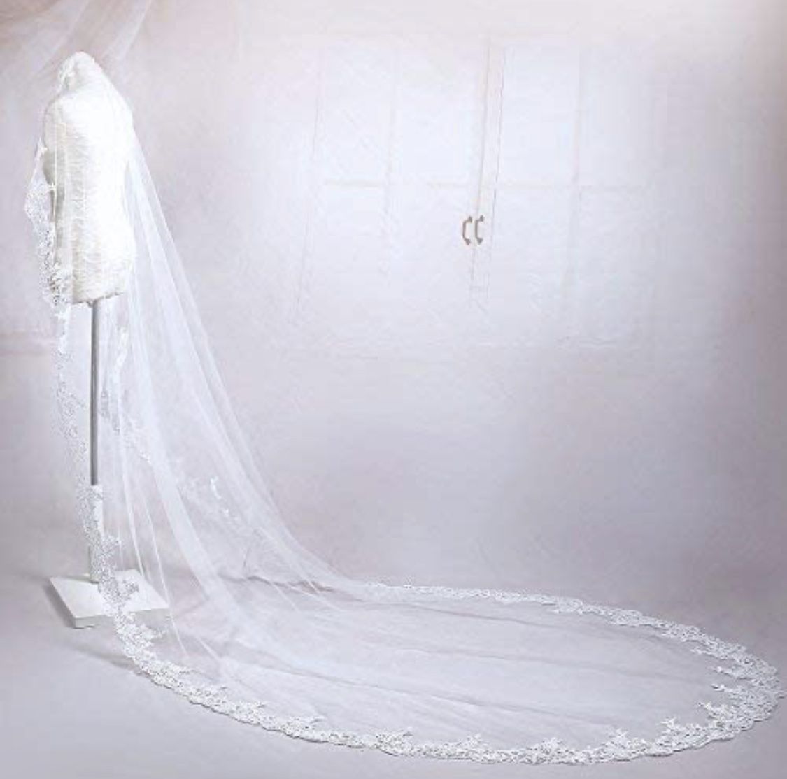 Wedding Bridal Veils Ivory Beautiful Long Veil with Lace and Metal Comb at the Edge Cathedral Length (Ivory)