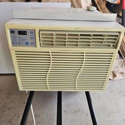 GE Small Room Window Air Condition Unit With Remote White.