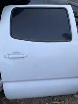 Front and rear toyota tocoma 2013-2015 passenger doors