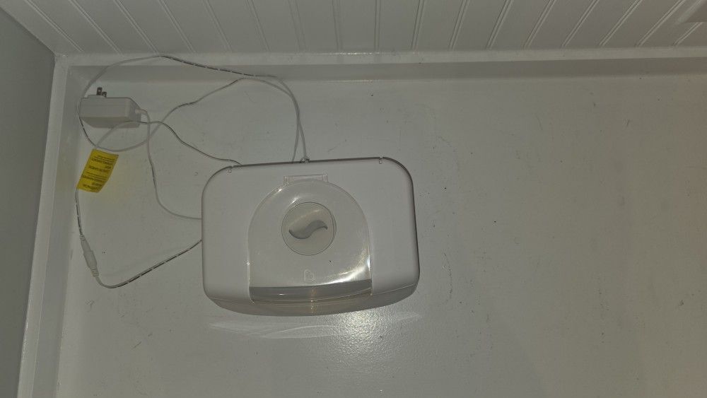 Munchkin Bright & Warm Wipe Warmer & Nightlight in white.