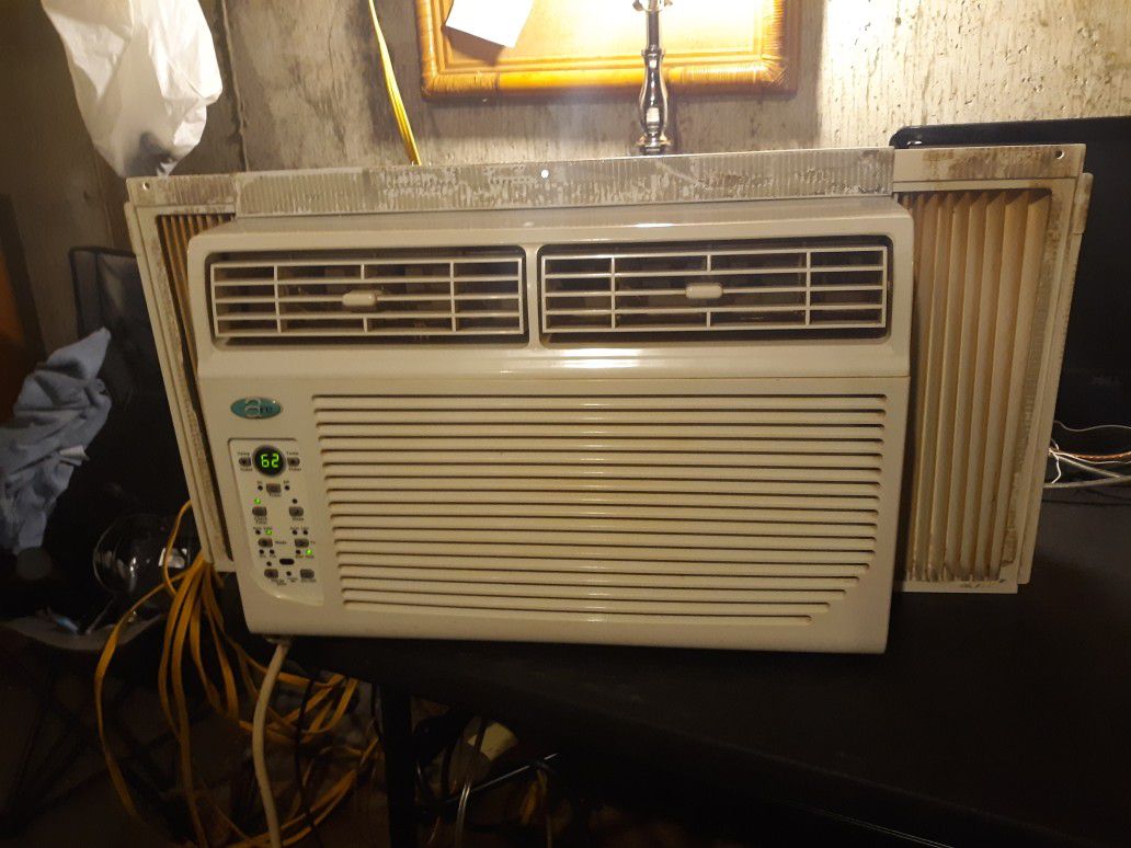 8,000 BTU window unit air conditioner, BLOWS COLD AND HARD