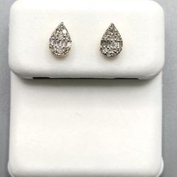 Gold With Diamond Drop Shaped Earrings (0.25CTW)