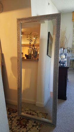 Impresionante elegante bello eso y mas es este espejo decorado finamente con un fino metal plateado y pequeñas perlas gris es precioso