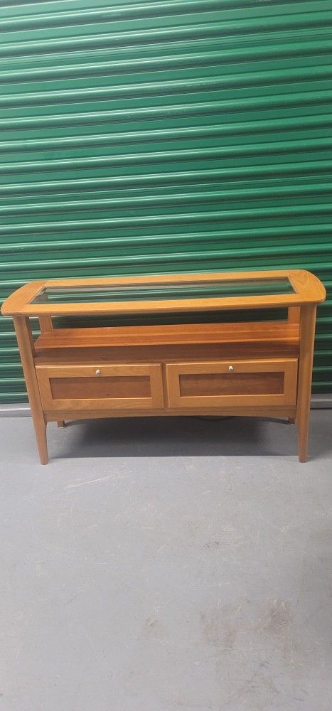 Beautiful two drawer console table or TV stand. Se Habla Español 